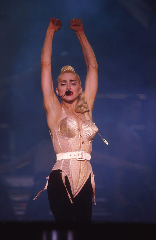 Madonna mặc áo choàng đuôi cá của mình trong tour Blonde Ambition 1990