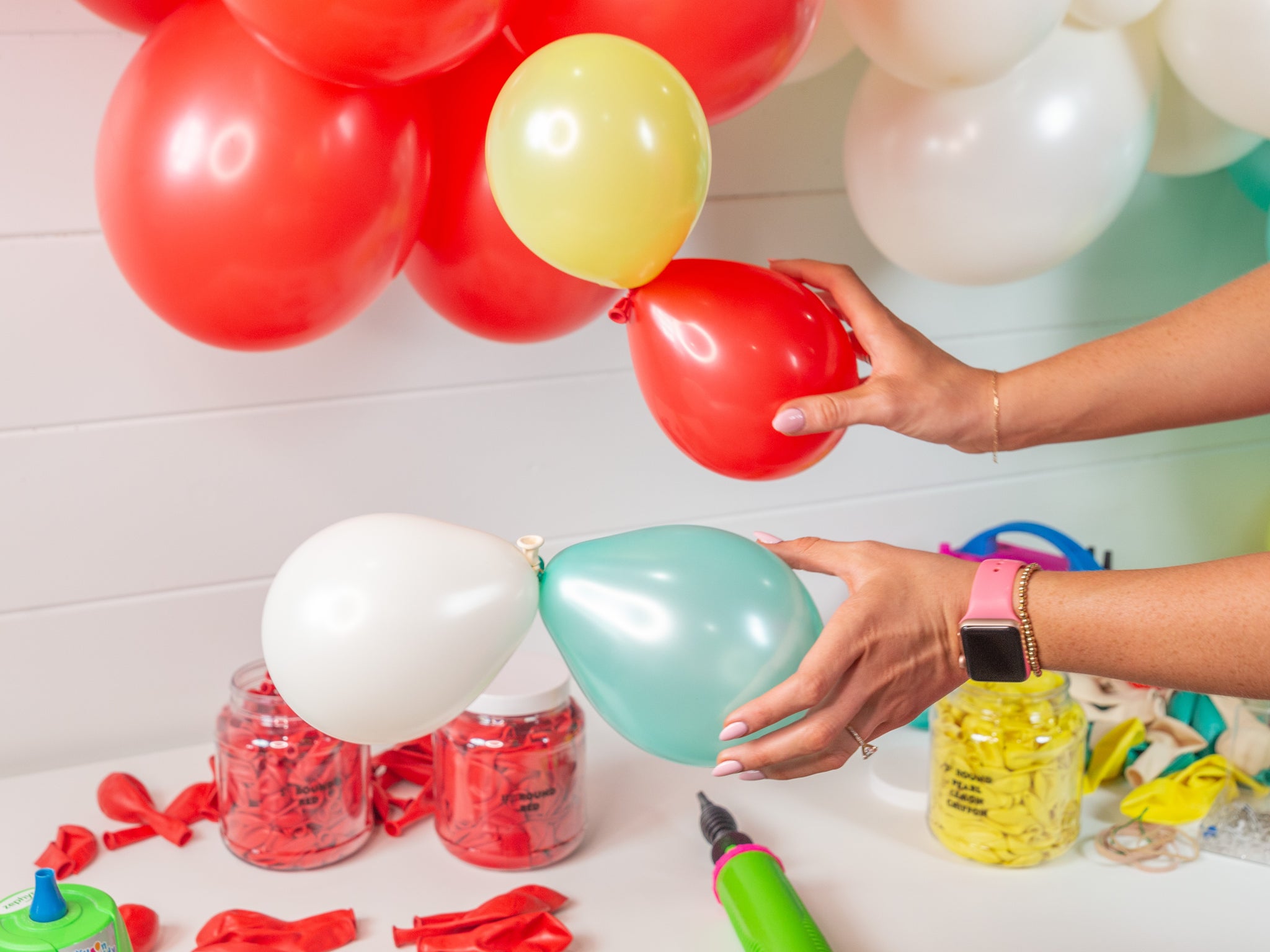 DIY Balloon Garland twist balloons together