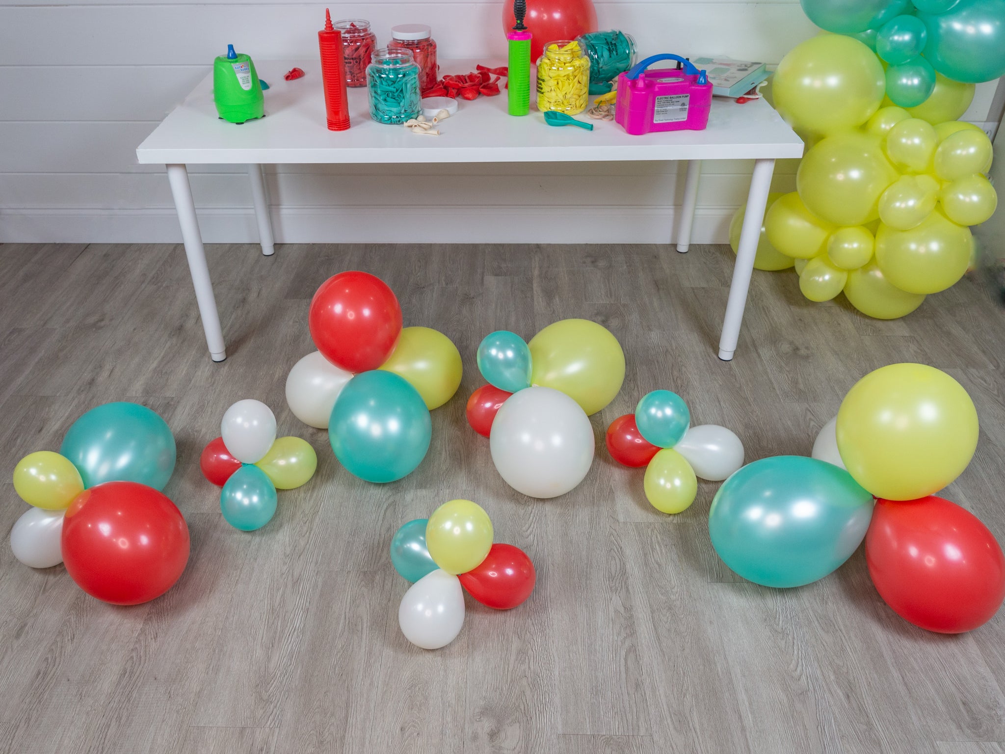 DIY Balloon Garland clusters