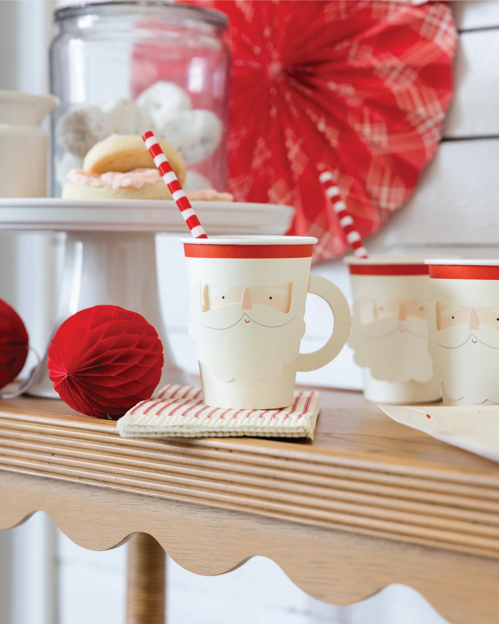 https://cdn.shopify.com/s/files/1/1449/4112/files/santa-claus-cups-candy-cane-straws_2e9a9f04-92be-49a3-b037-a54552e13fbb_2000x.jpg?v=1698211047