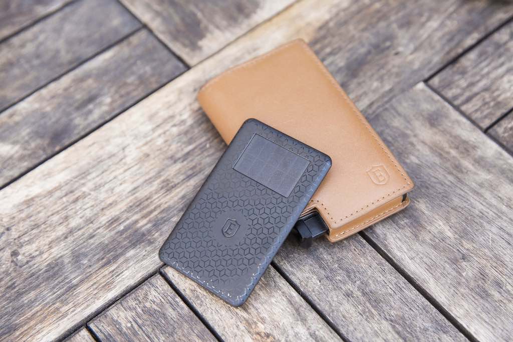 This smart wallet has a built-in camera for catching thieves - The