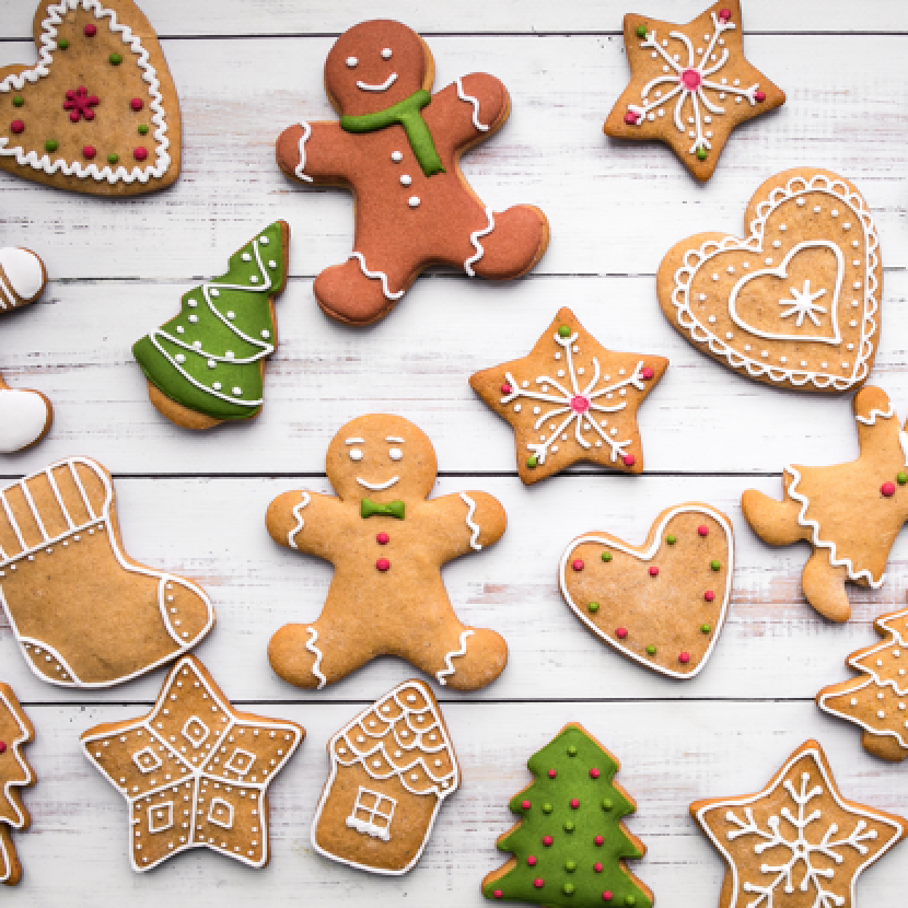 coloratissimi biscotti al burro a forma di stelle, abeti e campanelle per Natale