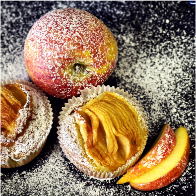 Pomme au four avec du sucre en poudre du four pour Noël