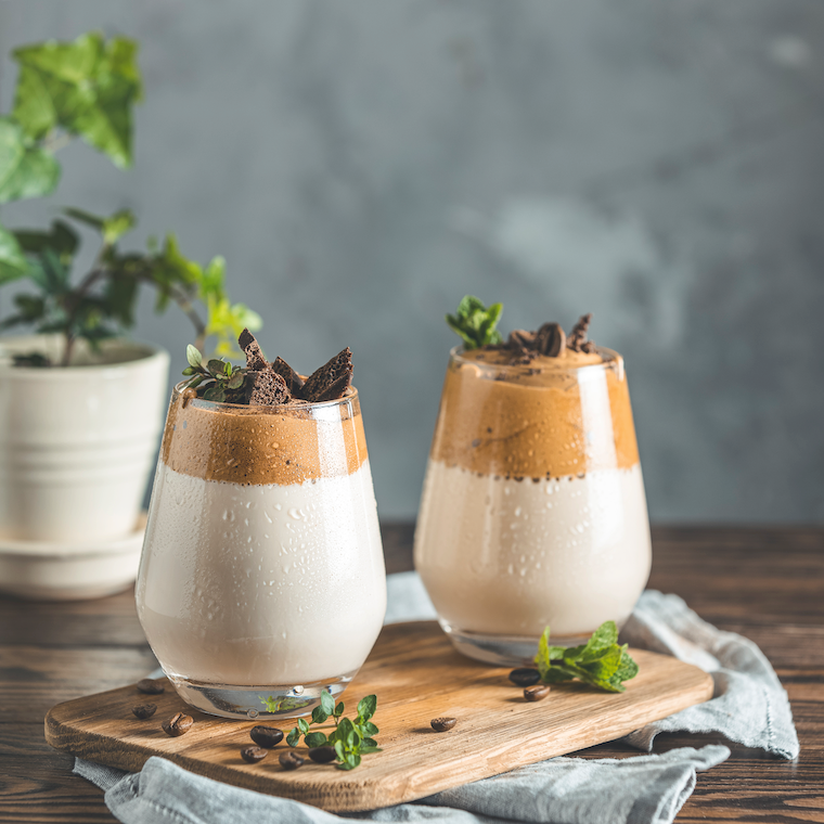 Caffè Dalgona servito con cioccolato e menta