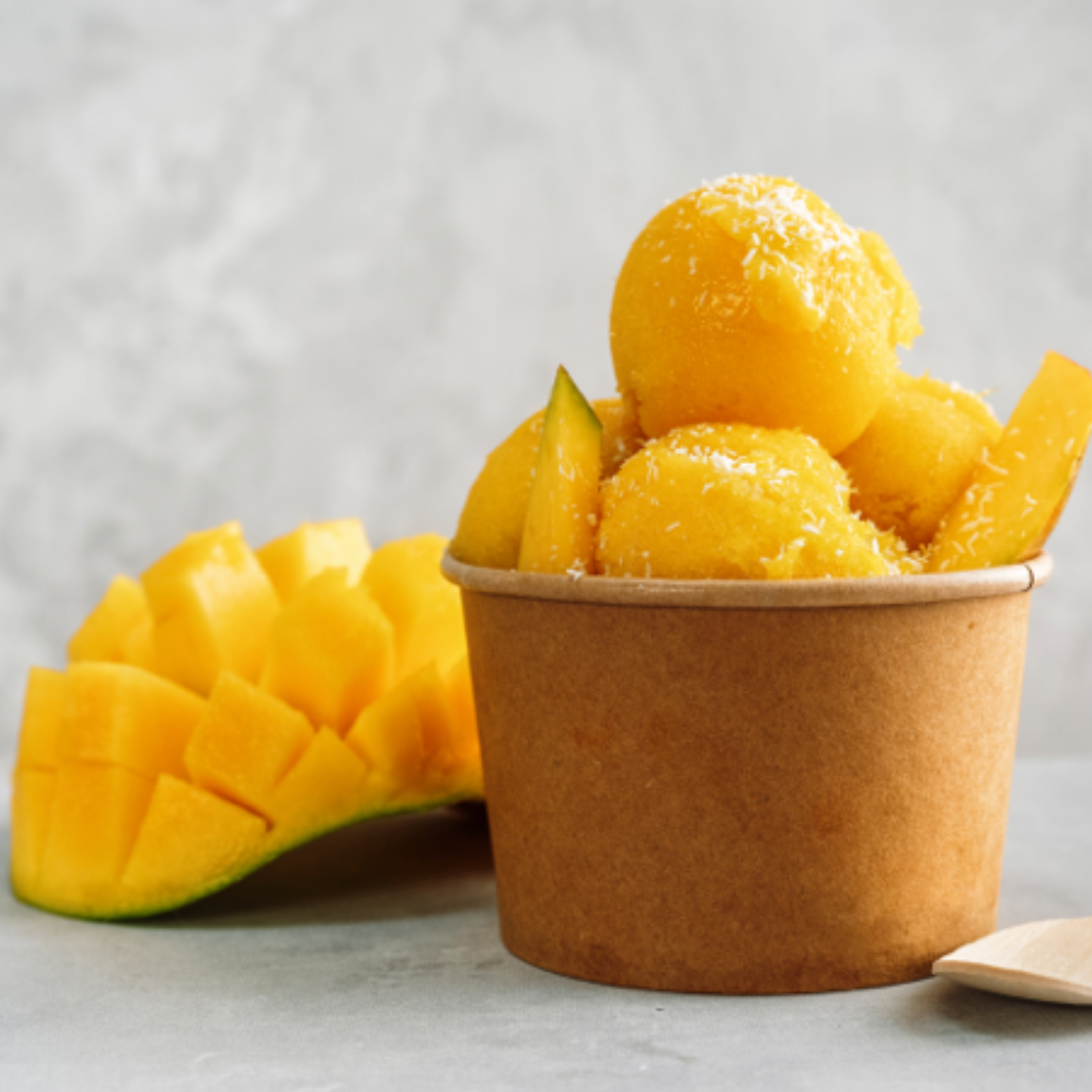 Gelato al sorbetto al mango in una ciotola con la menta