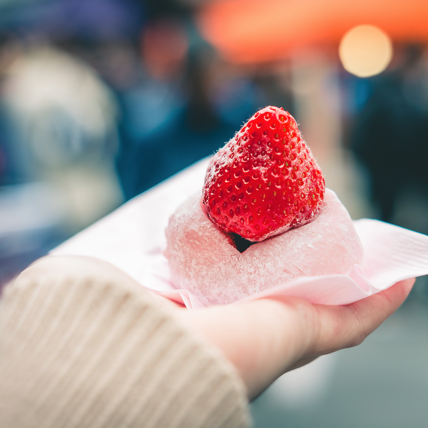 mädchen hält japanische süßigkeit Mochi in der Hand mit Erdbeere