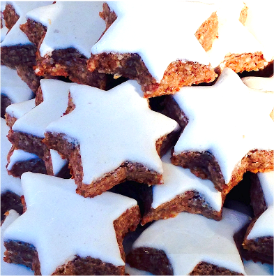 Étoiles à la cannelle sur une plaque à pâtisserie avec du sucre en poudre pour Noël