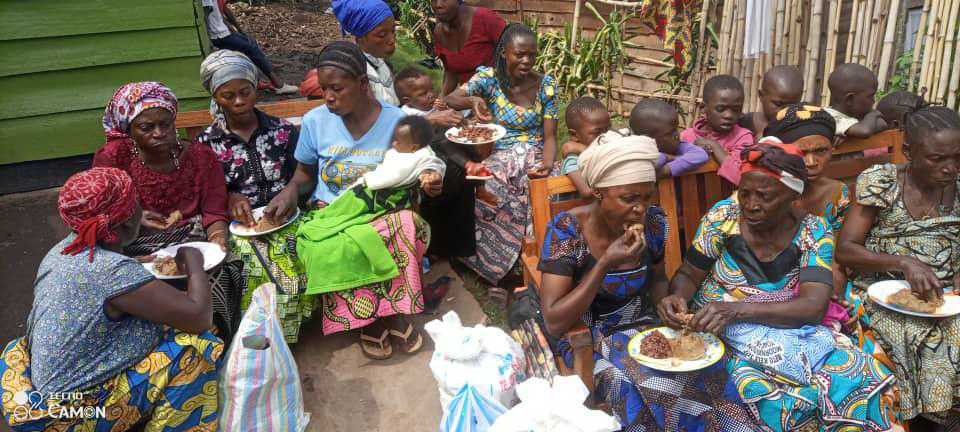 distributing food in Minova DRC