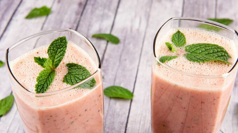 immunity boost juice recipe blogpost strawberry, kiwi and mint smoothie 