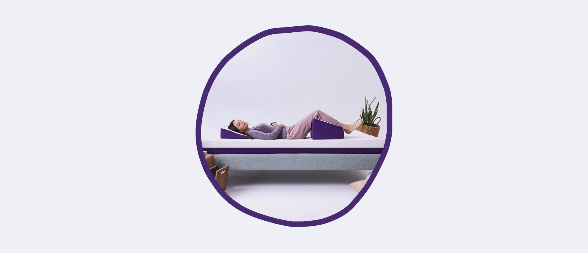Woman lying with her legs raised on the Polysleep orthopedic pillow