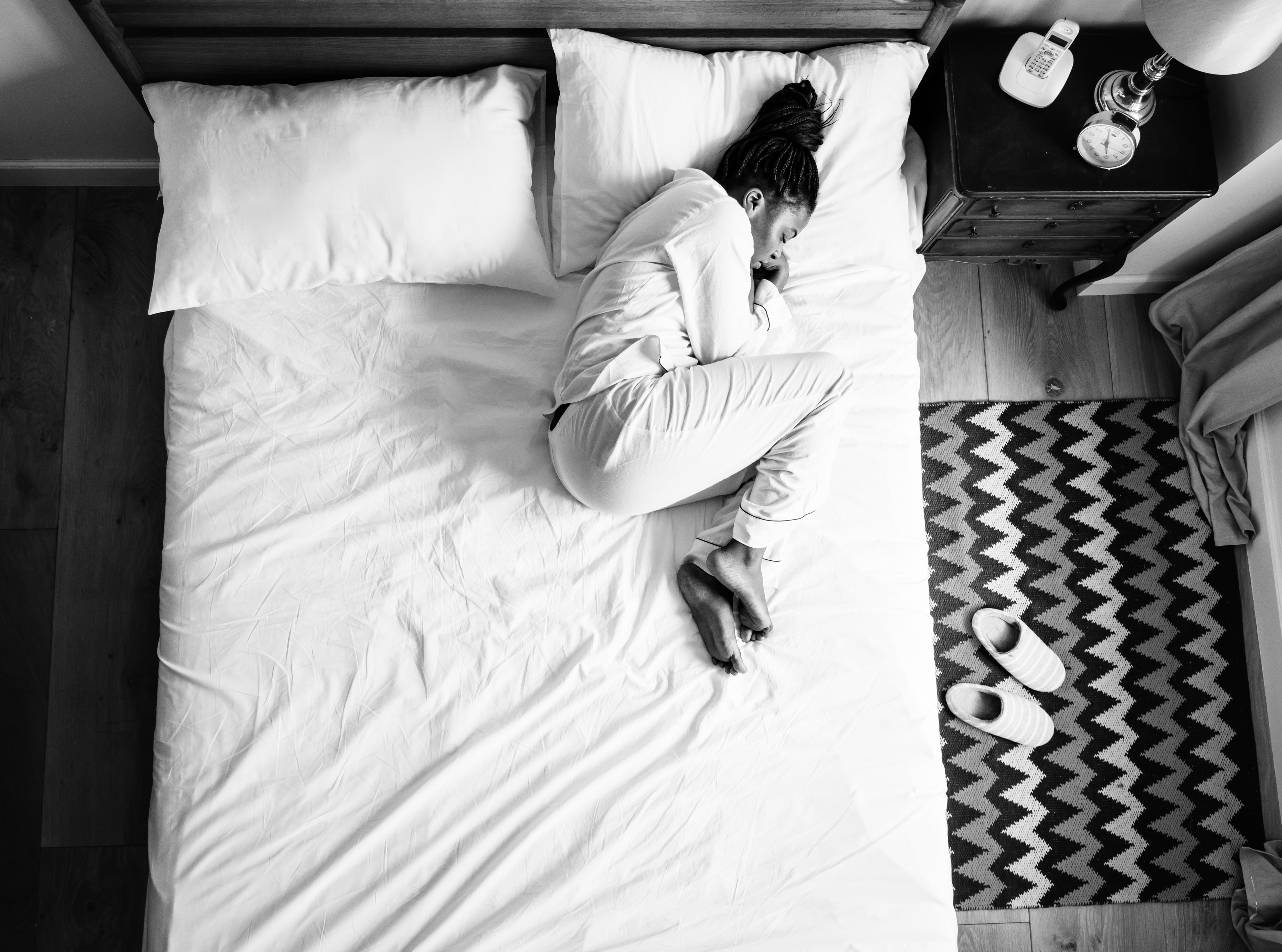 Как стать кроватью. Спать в одиночестве. Одиночество в кровати. Женщина в постели одиночество. Одинокая женщина на кровати.
