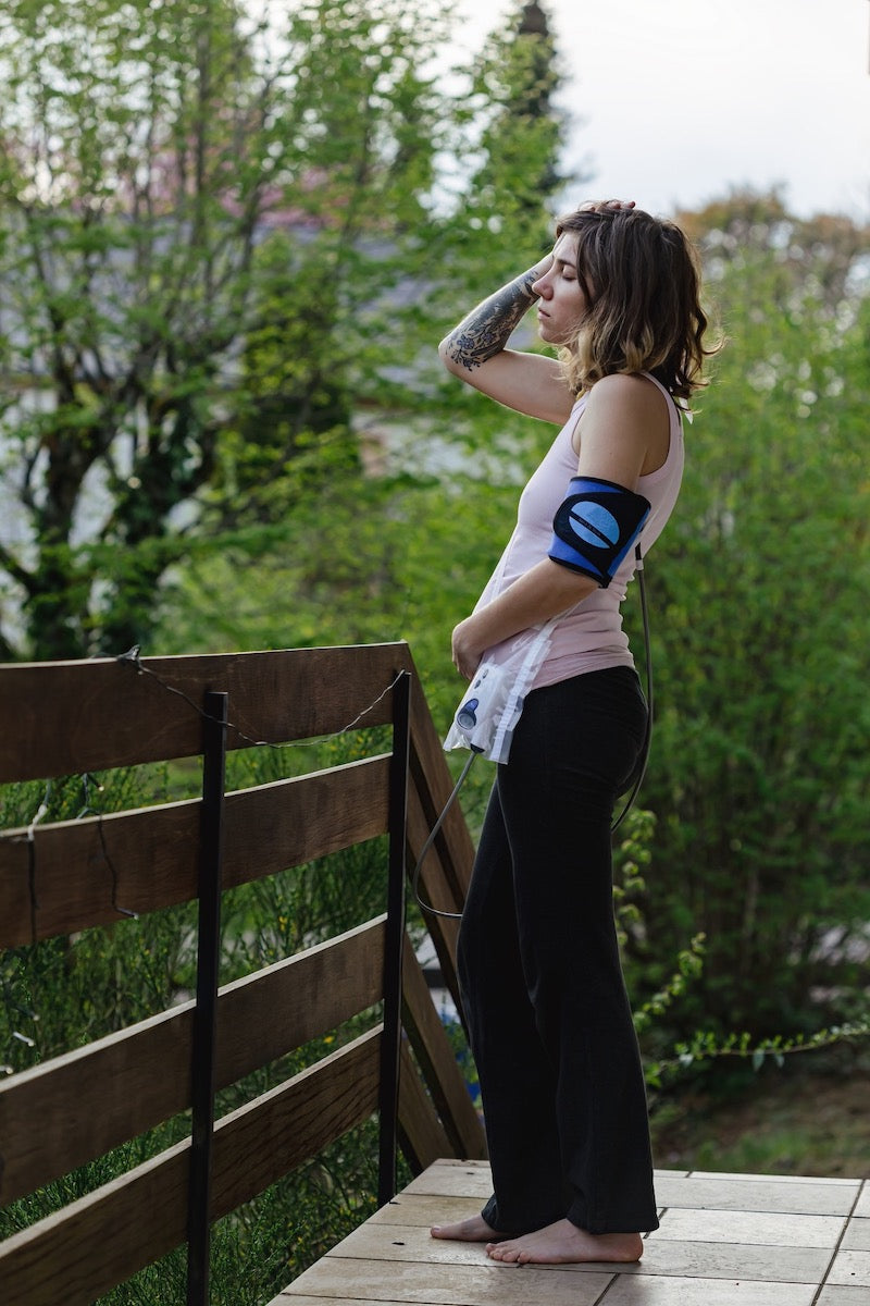 a woman measures data with a holter during her pregnancy