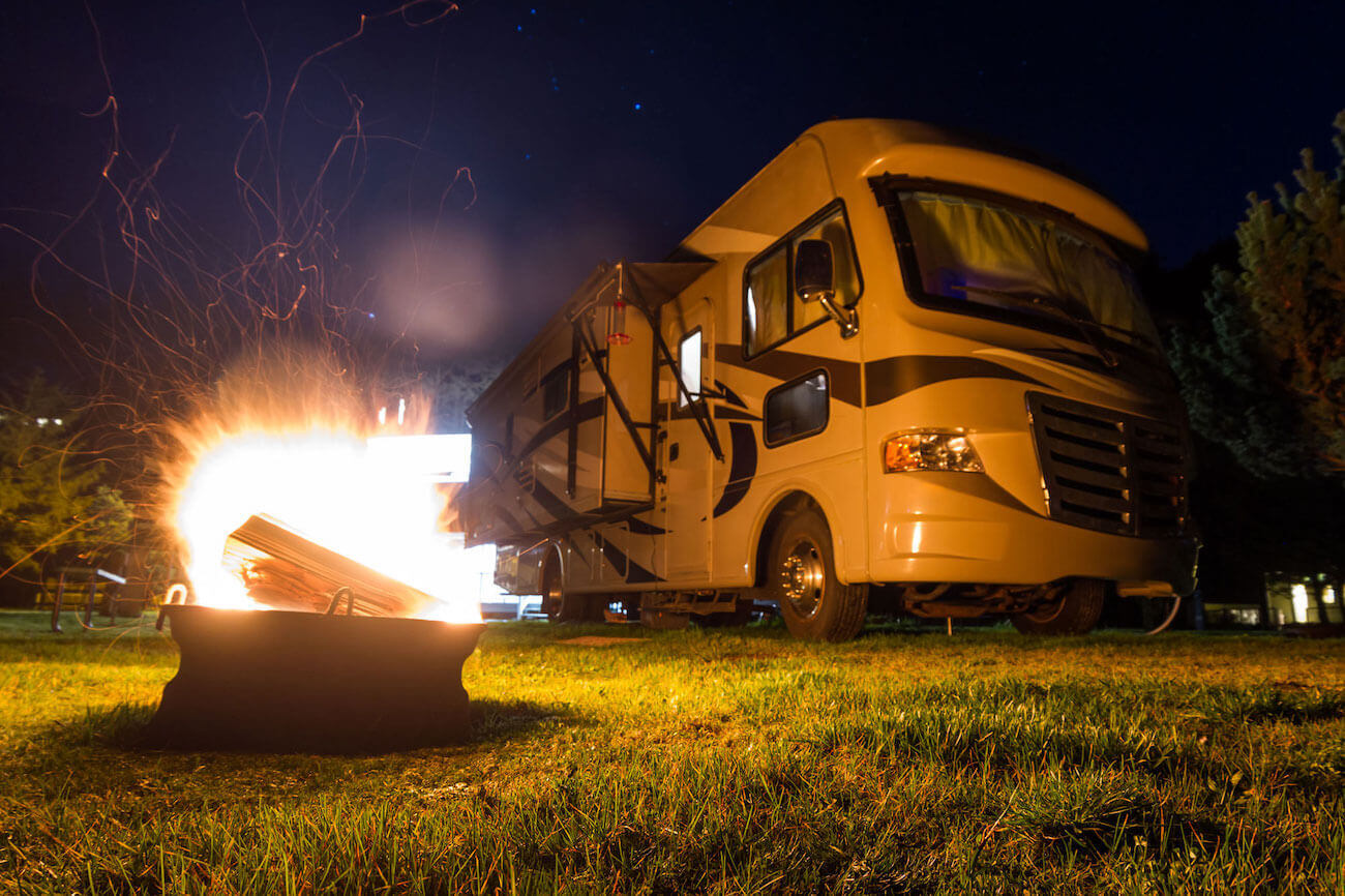 Un feu de camps et VR installés sur un terrain du camping Smugglers Cove pendant la nuit