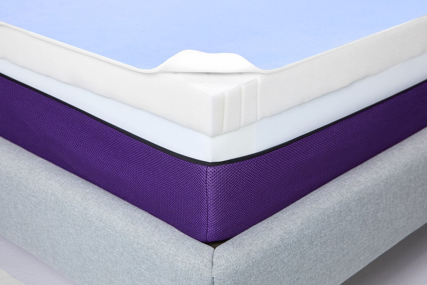 Folded corner of the Polysleep mattress protector on the Polysleep mattress topper