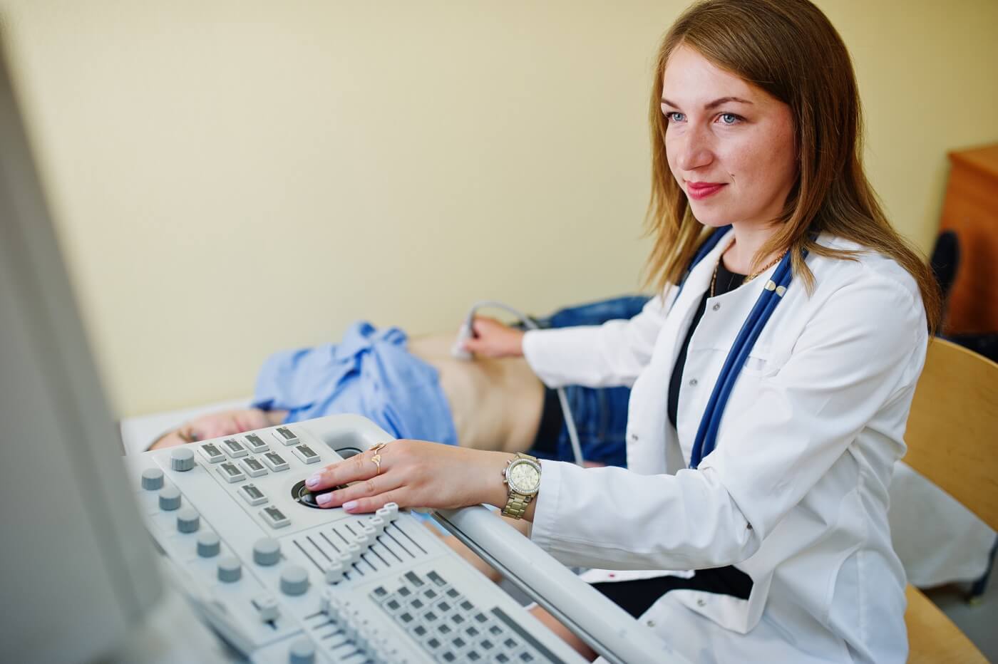 Femme médecin faisant une échographie diagnostique de la vésicule biliaire sur un patient