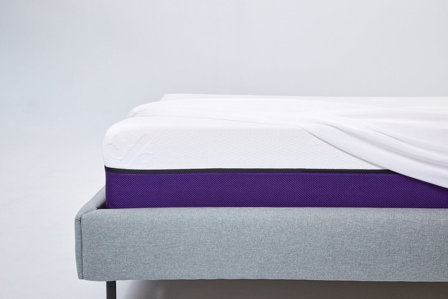 Le protège-matelas imperméable Polysleep déplié du coin du lit Polysleep