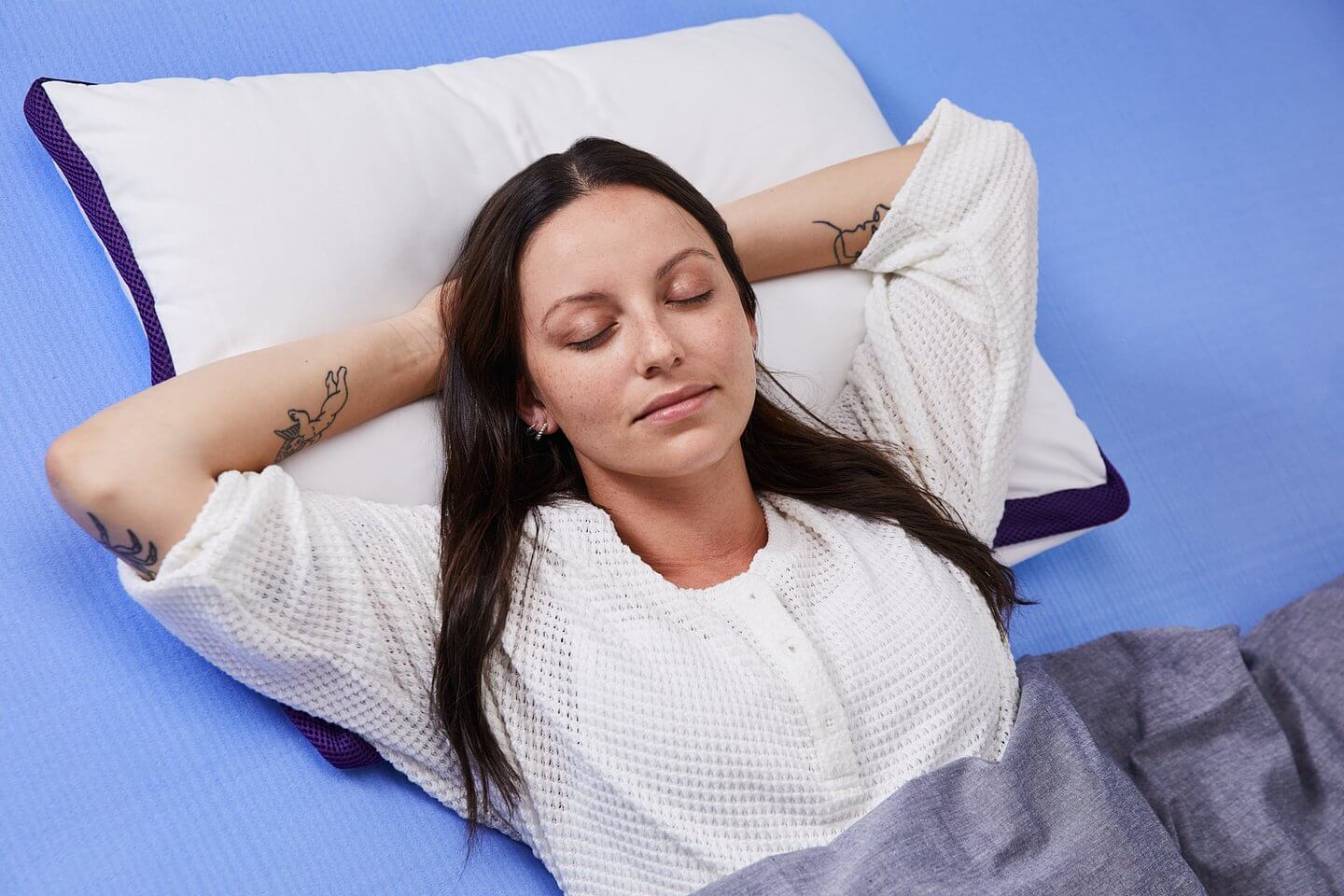 Woman sleeping on Polysleep refreshing mattress