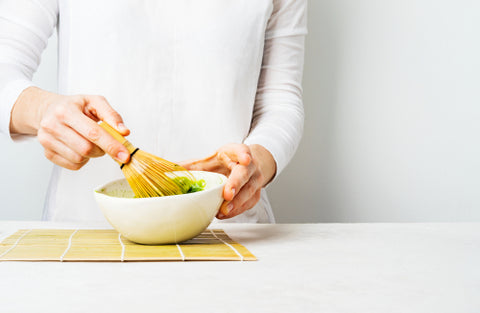 preparing matcha vs hojicha