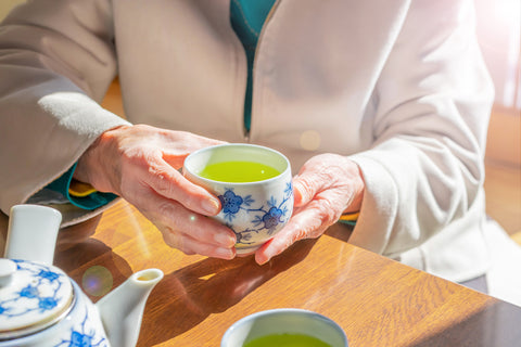 7 ways drinking matcha green tea can benefit older adults.