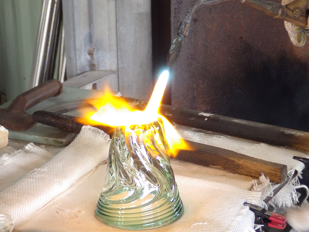 Finishing a hand blown piece of saisei glass