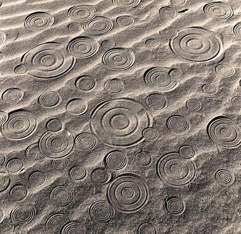 Circle patterns in sand