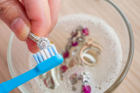 toothpaste is one of the best way to clean jewelry