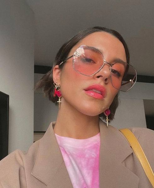 L'influencer di Instagram Maxine Wylde per l'etichetta di gioielli Mountain & Moon, Muse, indossa gli orecchini Juliet
