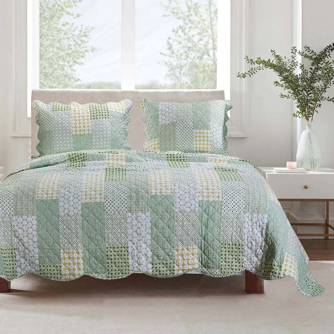 Reversible Fabric Queen Size Quilt Set