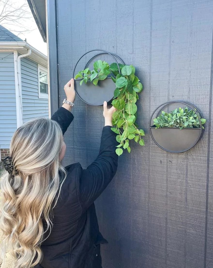 Round Shaped Wall Planter with Metal Frame