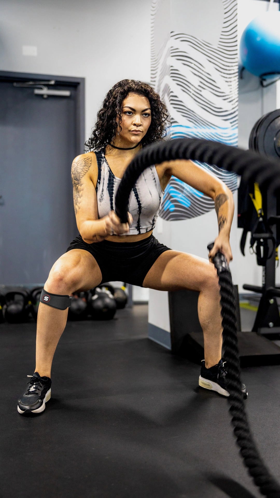 Adjustable black patella strap designed for knee support and pain relief during sports and daily activities.