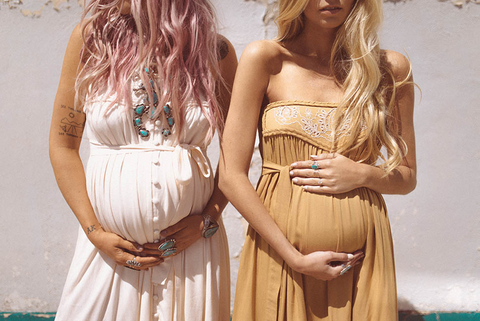2 pregnant women