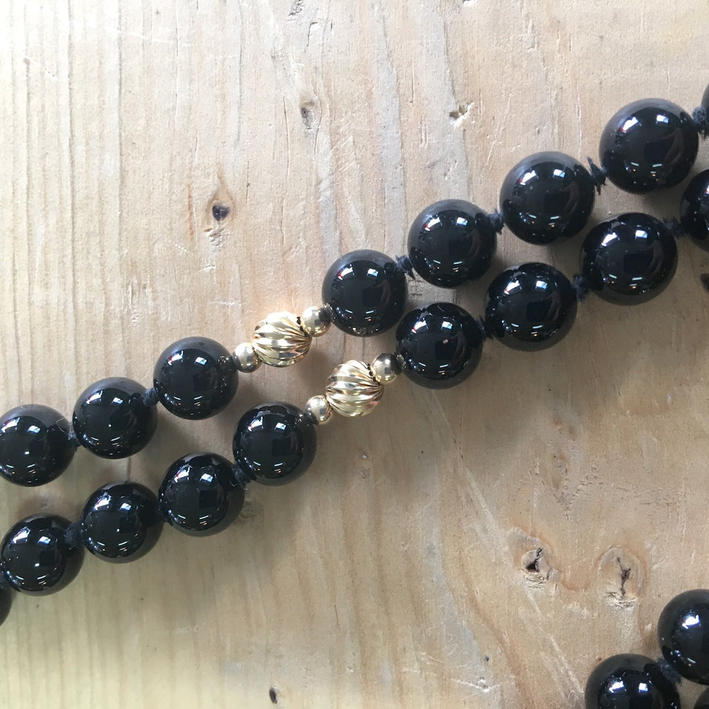 Onyx and gold beaded necklace - 32