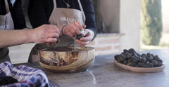 Dos mujeres lavando trufas negras de invierno