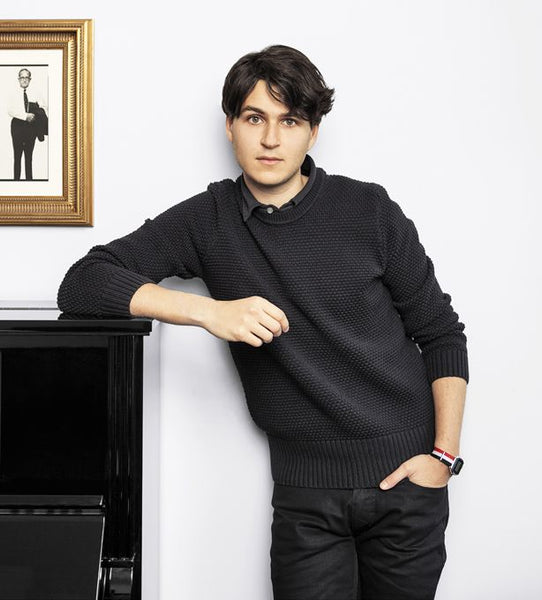  How to get the Ezra Koenig haircut and hairstyle - curtained side parting 