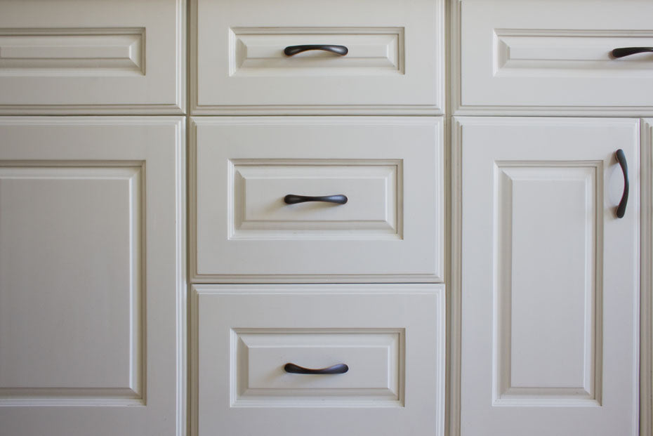 white kitchen cabinets and drawers