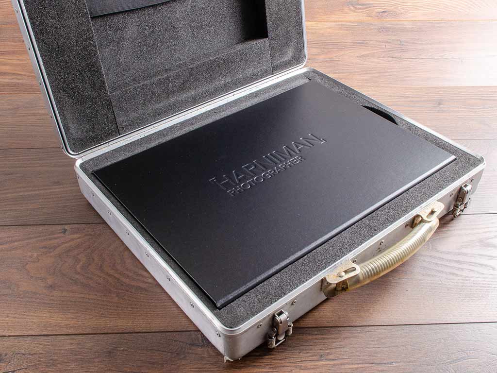 les photographes impriment une boîte de portefeuille à l'intérieur d'une mallette en métal