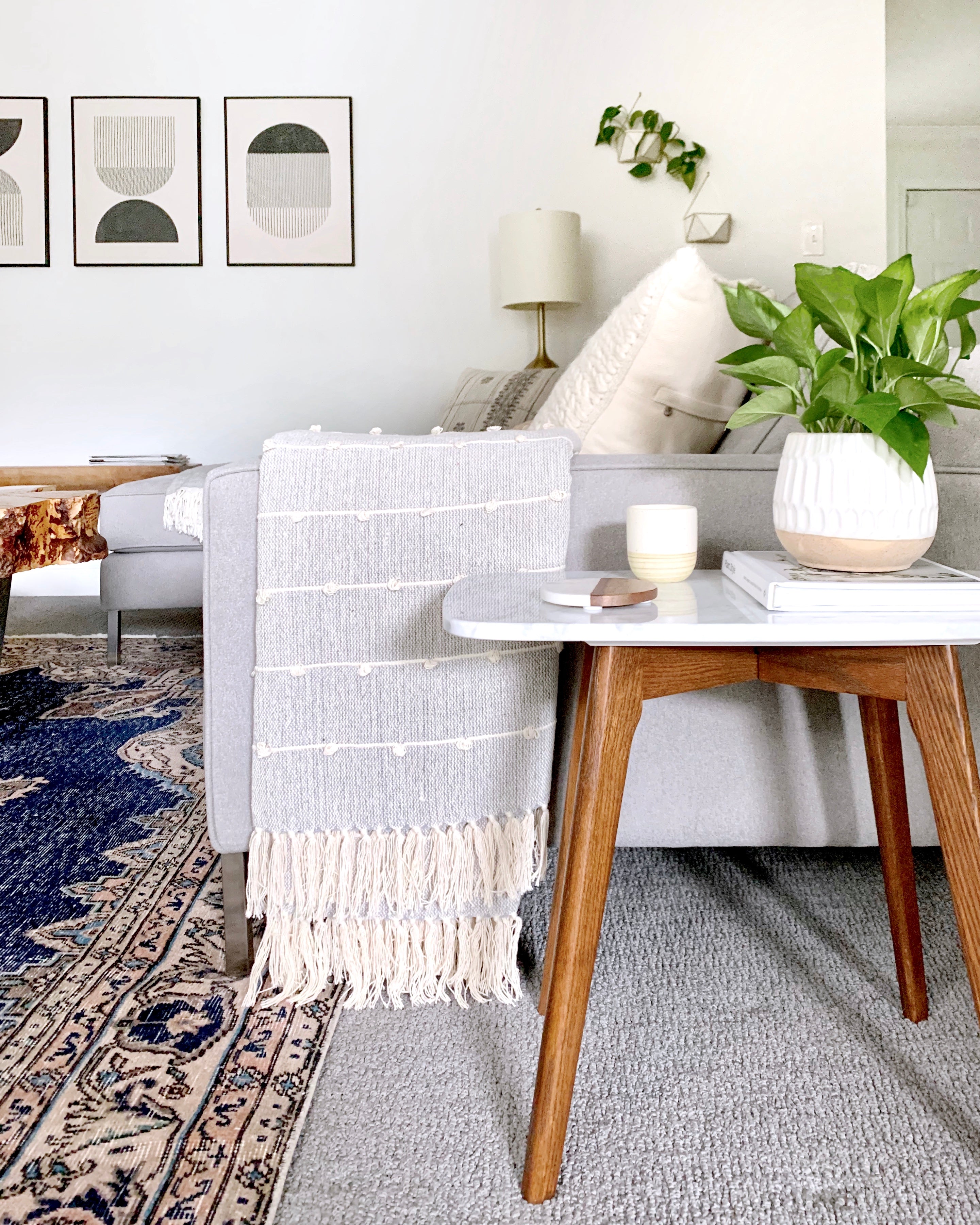 5 Ways to Style a Throw Blanket on a Sofa