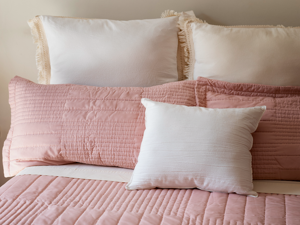 How to Arrange Bed Pillows