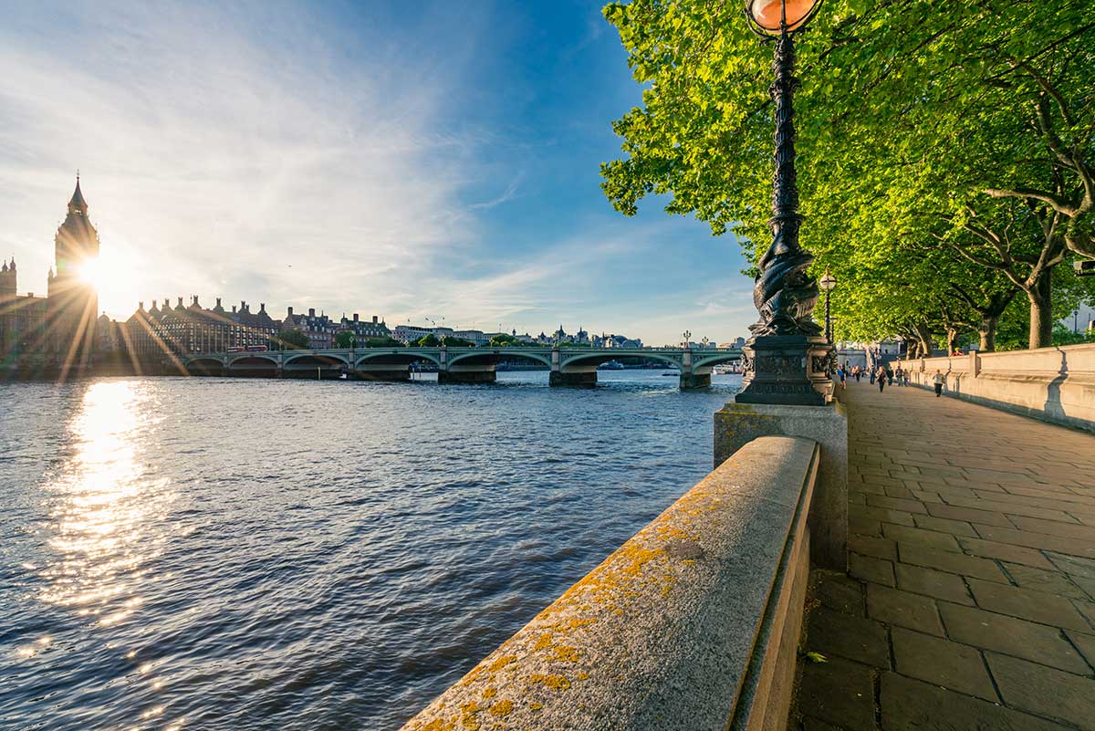 Ein sonniger Blick auf die Themse und den Thames Path Radweg vom Radweg an der Westminster Bridge auf der Nähe von Big Ben und den Houses von Parliament.