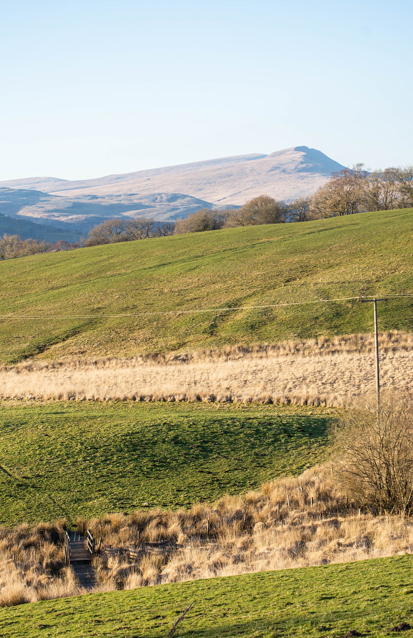 Blick über einen fernen walisischen Berg. Die Legende besagt, dass dies die steinernen Überreste von Drachen sind.