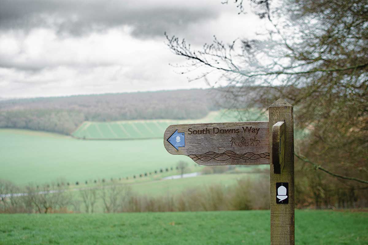 Der South Downs Way ist ein 100 Meilen langer Weg durch die South Downs. width=