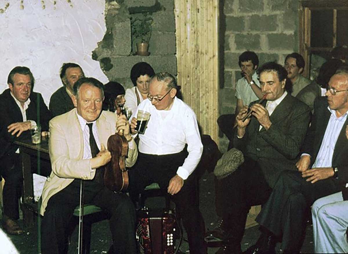 Traditional irish musicians play music in the Beach Bar at Aughris Head in County Sligo, Ireland.