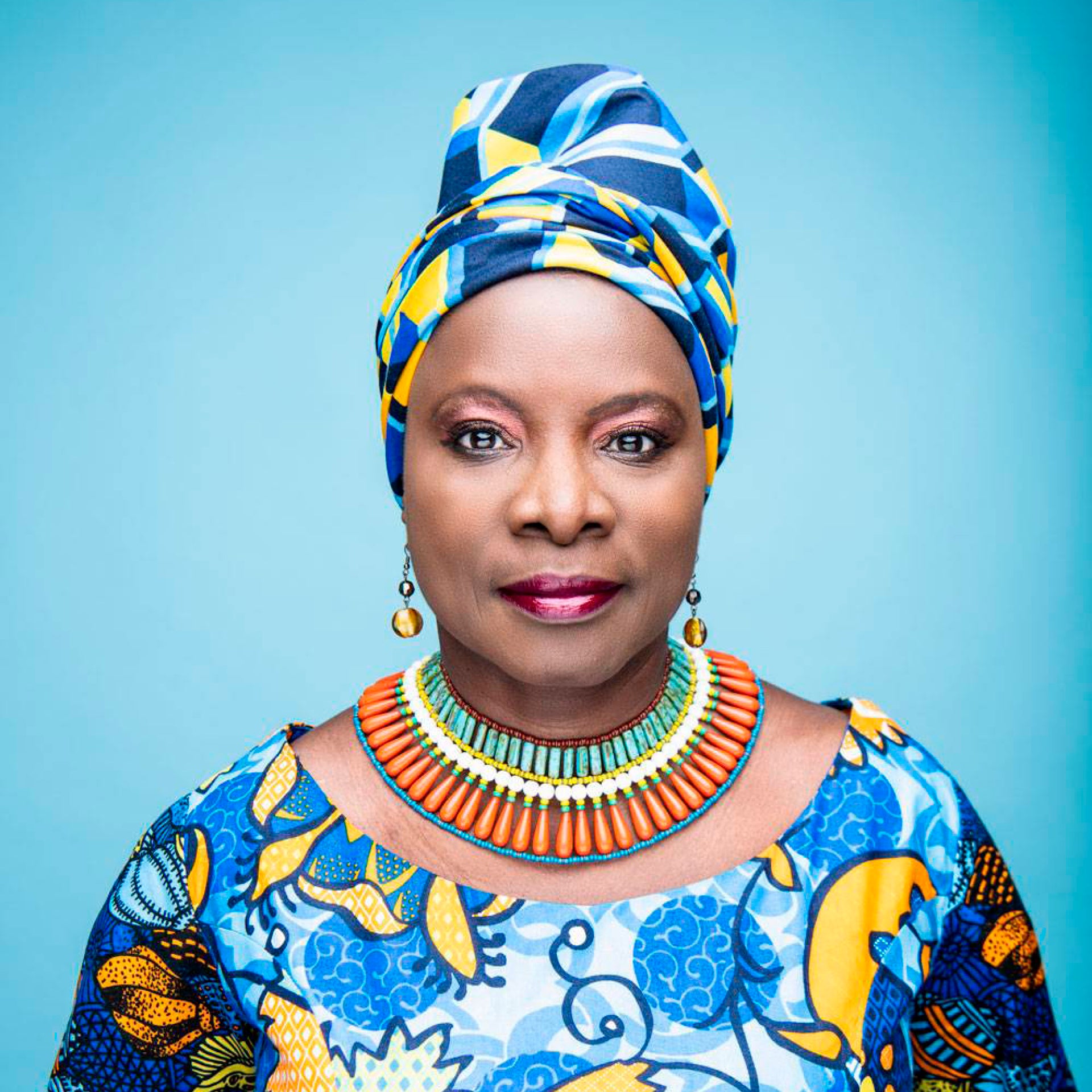 Angélique Kpasseloko Hinto Hounsinou Kandjo Manta Zogbin Kidjo, connue sous le nom d'Angélique Kidjo, est une auteure-compositrice-interprète, actrice et militante béninoise cinq fois récompensée par un Grammy Award, connue pour ses diverses influences musicales et ses vidéoclips créatifs.