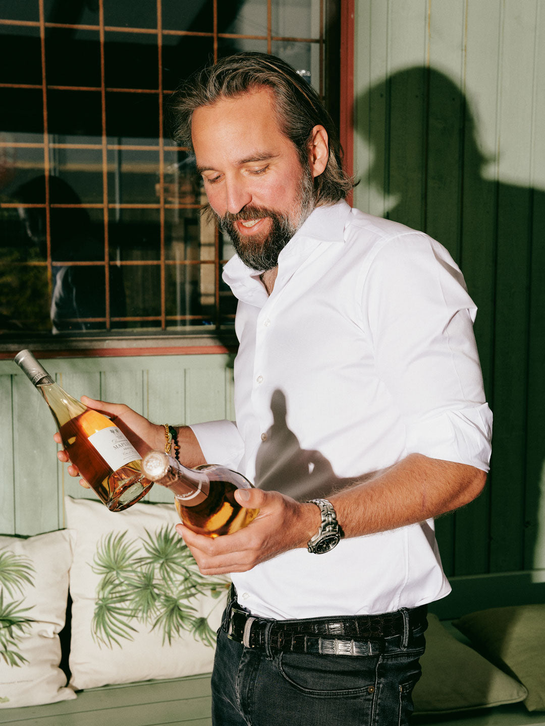 Mads Ulrick Holmstrup med to flasker rosé fra Rosé.dk