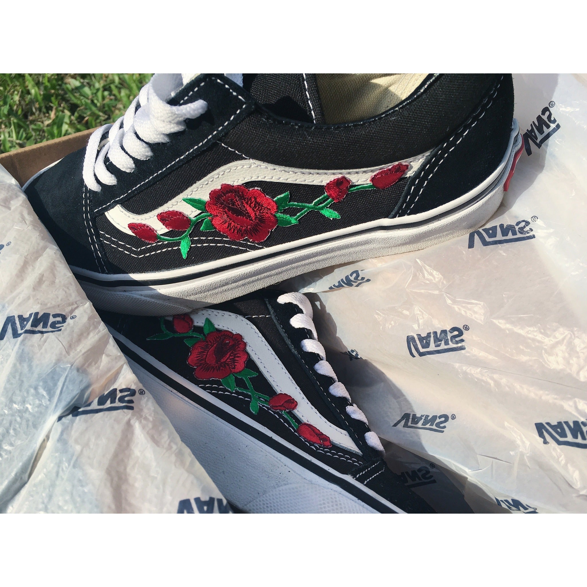 vans nere con rose