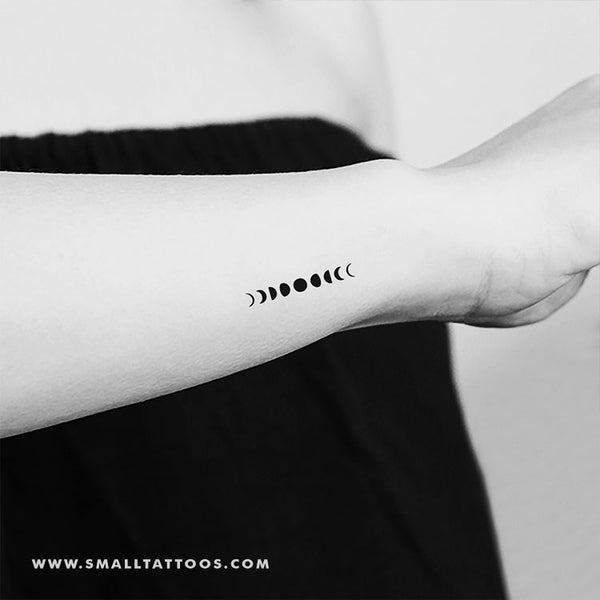 11 Minimalist Moon Tattoo Ideas Youll Want For Your First Tattoo