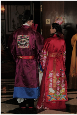 Bride and groom from behind in traditional Korean wedding clothing