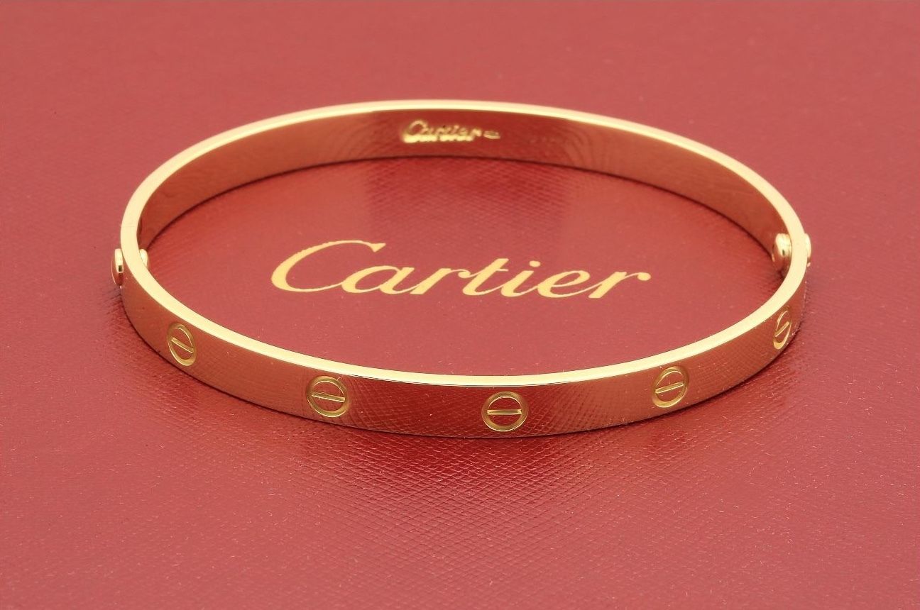 Браслеты картье оригинал. Cartier Love Bracelet. Браслет Cartier Love Bracelet. Золотой браслет Картье. Браслет Картье Rainbow Love.