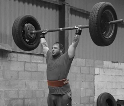 athlete in the gym wearing custom weightlifting belt