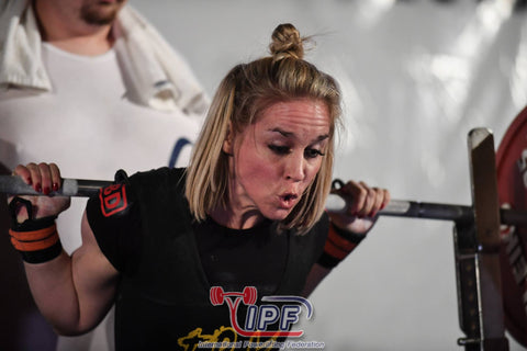 Powerlifter féminin se préparant à s'accroupir